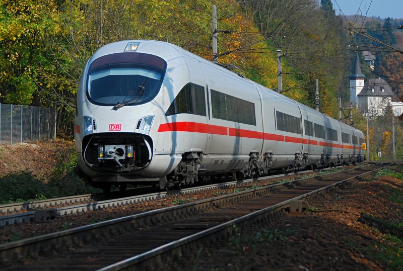 ICE 24 am Beginn seiner Reise von Wien Westbahnhof nach Dortmund im herbstlichen Wienerwald zwischen Tullnerbach-Pressbaum und Pressbaum am 19.10.2008.