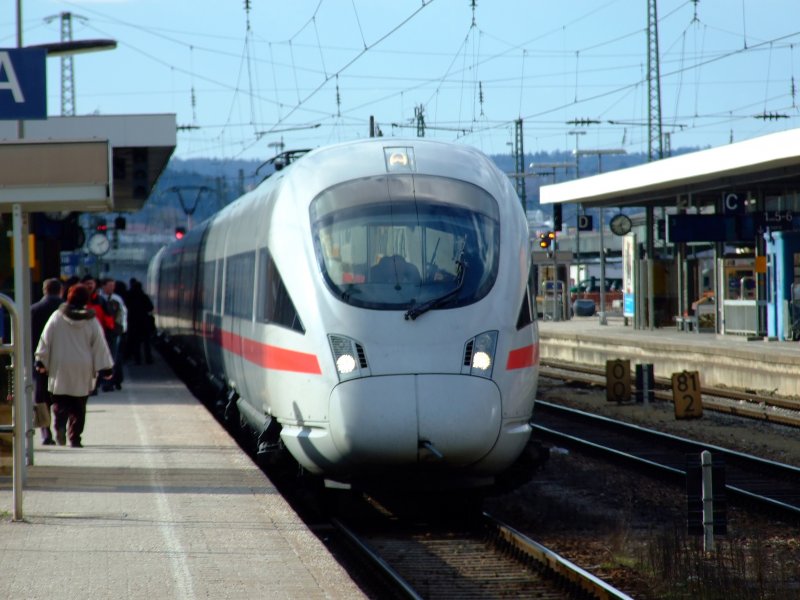 ICE 25 nach Wien Westbahnhof am 16.02.08 bei der Einfahrt in Passau Hbf.