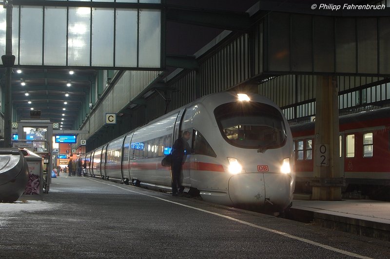 ICE 283 nach Zrich HB, aufgenommen am Abend des 27.12.07 auf Gleis 5 des Stuttgarter Hbfs.