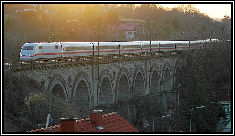 ICE 29 von Hamburg-Altona nach Wien West am 1.4.2006 bei der berquerung des Viaduktes in Neulengbach. Auch diese Aufnahme entstand bei extremem Gegenlicht.
