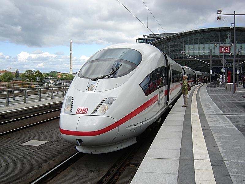 ICE 3 (403 051 - 6)  Herford  als ICE 1895 im neuen Berliner Hauptbahnhof. 28.05.2006