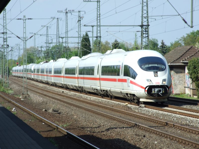 ICE 3 am 19.4.09 in Duisburg-Groenbaum