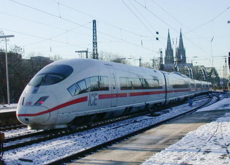 ICE-3 am 8.1.2003 bei der Durchfahrt im Bahnhof Kln-Deutz. Ein sehr kalter Tag fr den Fotografen.