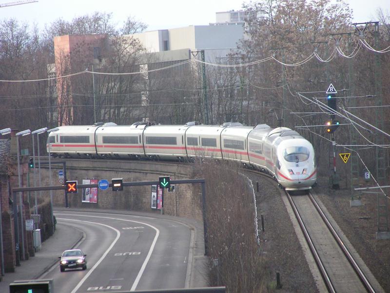 ICE 3 auf dem Weg in den  Ruhrpott  (genaues Ziel wei ich nicht), kurz vor dem Mainzer Sd- bzw. Hauptbahnhof.