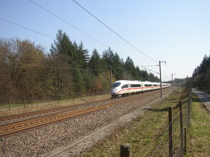 ICE 3 auf der NBS Stuttgart Mannheim bei Kilometer 36. Der Holzstabel, von dem das Foto aufgenommen wurde, kam mir sehr gelegen, um nicht den Zaun im Bild zu haben. Aber eine Frage mal: Was bedeutet der rote Punkt an der Frontscheibe?(Ist auf der verkleinerten Version hier nicht zu erkennen)