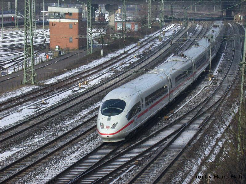 ICE 3 bei der Durchfahrt in Hmb-Stellingen Februar 2002.
