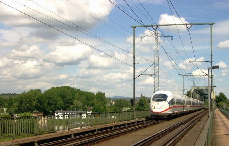 ICE 3 (BR 403) am 24.05.05 auf dem Weg von Wiesbaden nach Mainz.