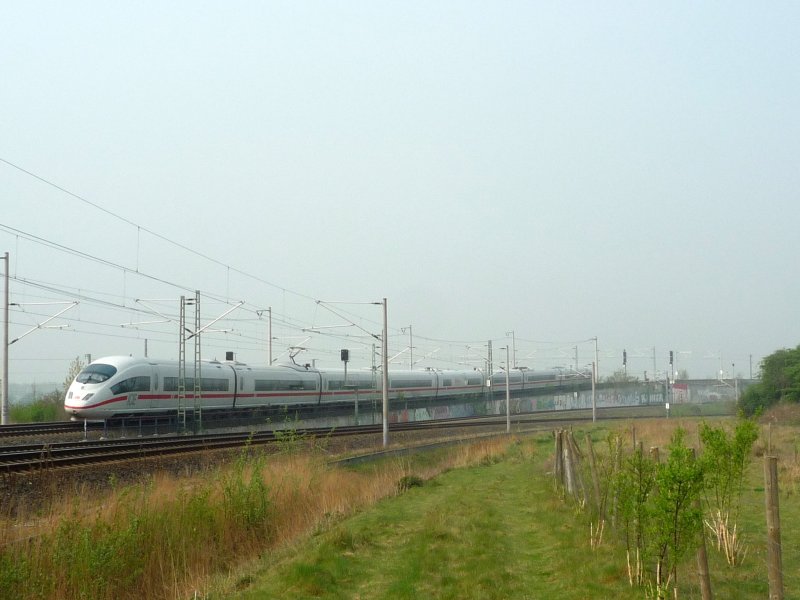 ICE 3 (Br 403) fhrt als ICE 728 Mnchen Hbf - Kln Hbf ber das berwerfungsbauwerk des Abzweigs  Kln Flughafen Nordwest . 14.04.09