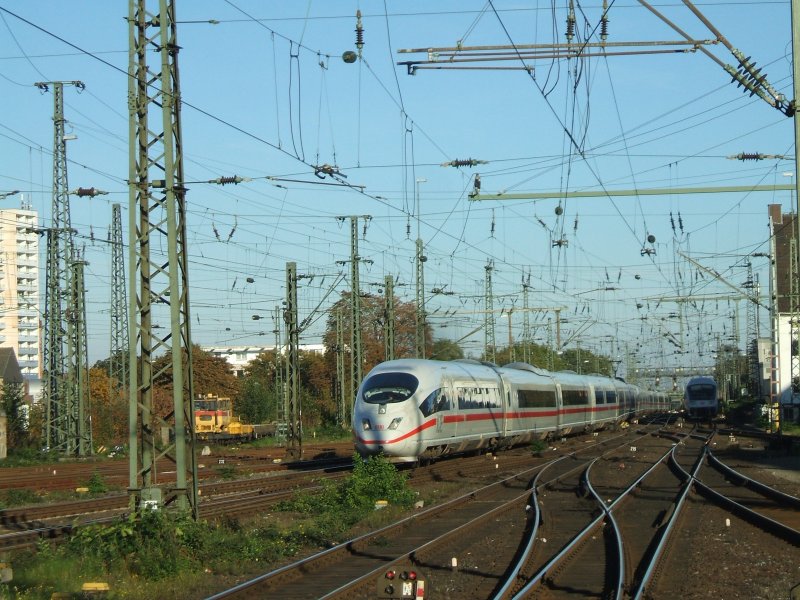 ICE 3 Doppel aus dem BBW DO bei der Einfahrt in Dortmund Hbf.
Gleis 16 , nach Mnchen Hbf.(14.10.2007)
 