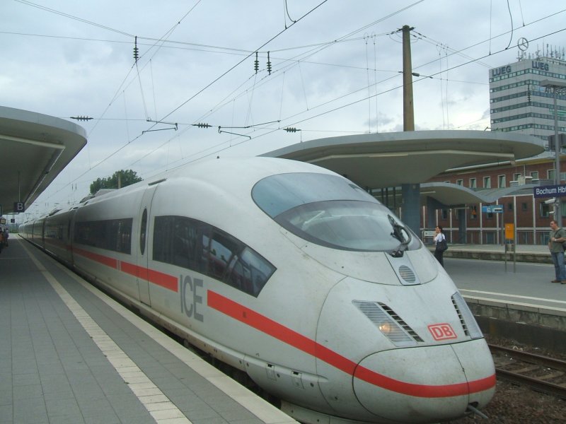 ICE 3 Doppel aus Mnchen nach Dortmund in Bochum auf Gleis 5
bei der Einfahrt 