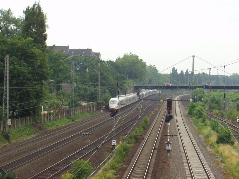 ICE 3 in Doppeltraktion auf dem Weg zum Dsseldorfer Hauptbahnhof im Juli 2005