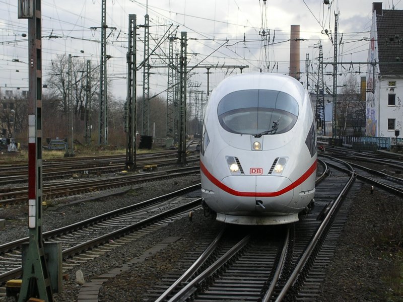 ICE 3 Dortmund - Mnchen , Einfahrt zur Bereitstellung auf Gleis
16 im Dortmunder Hbf.(06.02.2008)