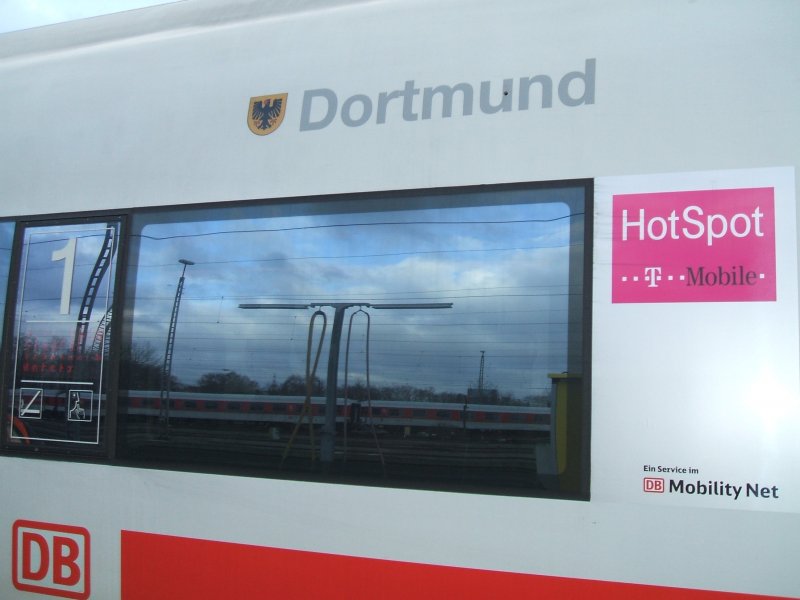 ICE 3  Dortmund  Steuerwagen mit T-mobile Logo,hngt an
ICE 3  Augsburg  diese Doppeltraktion fhrt gleich nach Mnchen.
(09.12.2007)