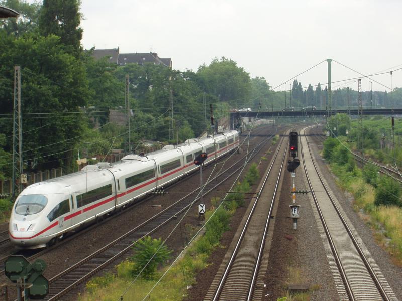 ICE 3 in Dsseldorf Derendorf im Juni 2005 zur Weiterfahrt nach Dsseldorf Hauptbahnhof