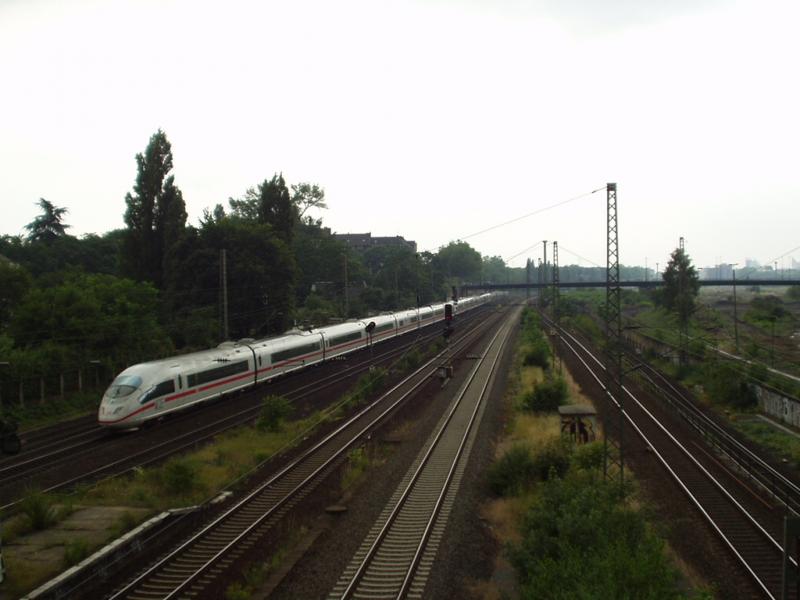 ICE 3 in Dsseldorf Derendorf zur Weiterfahrt nach Duisburg Hbf im Juni 2005