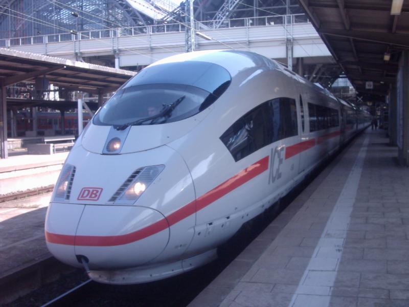 ICE 3  Limburg an der Lahn  wartet am 23.04.2005 auf die Abfahrt nach Amsterdam in Frankfurt(M)Hbf.