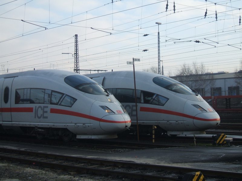 ICE 3 links DB ICE 3  Krefeld  und  Recklinghausen  von Dortmund nach Mnchen,rechts der DB ICE 3 ohne Namen wird gleich von Dortmund Nonstop nach Oberhausen.(23.12.2007)