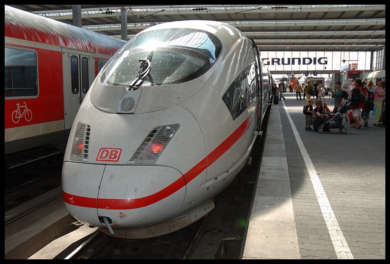 ICE 3 Mit ICE 528 Steht Im Bahnhof M�nchen-Hbf auf Gleis 22 Zur Fahrt Nach Dortmund-Hbf.28.07.07