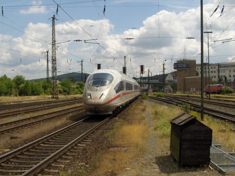 ICE 3  Mnster(Westf)  kommt am 30.06.2005 in Aschaffenburg Hbf zur Weiterfahrt nach Essen.