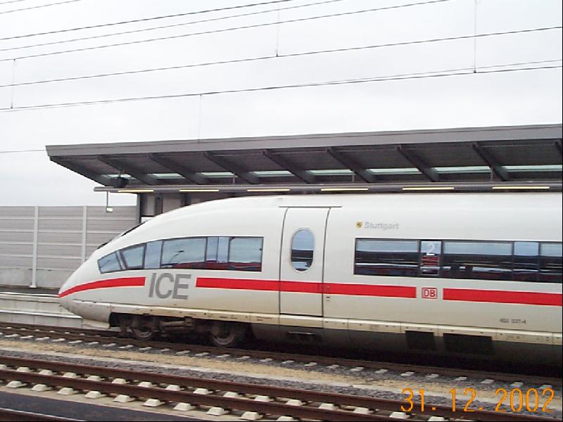 ICE-3  Stuttgart  an Sylvester in Montabaur auf Gleis 1.
In wenigen augenblicken fhrt der Zug ab nach Frankfurt.
