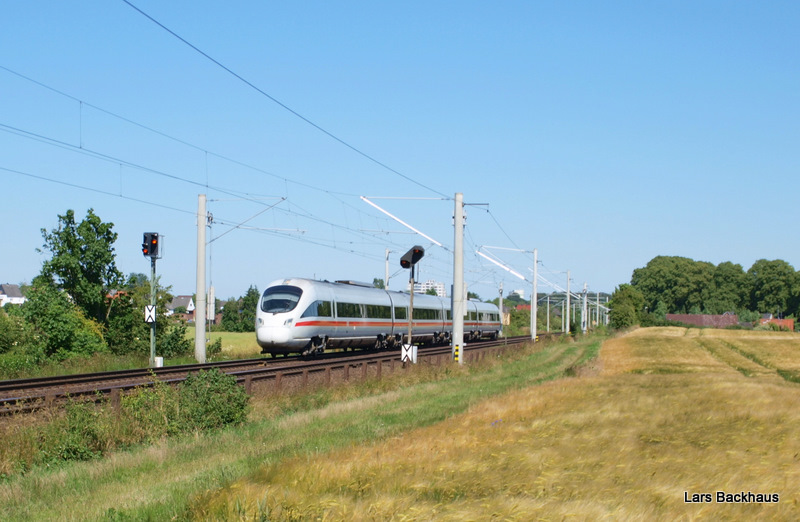 ICE 36 Kopenhagen - Hamburg Hbf wird am 24.06.09 vom Triebzug 605 018  Jever  gefahren und durchfhrt in wenigen Minuten Bad Oldesloe.