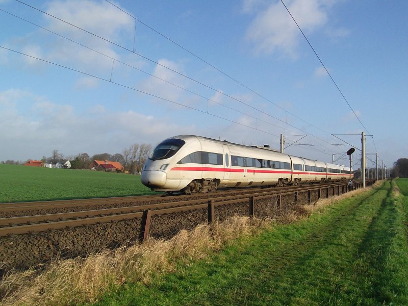 ICE 38 rast am 22.12.08 von Kopenhagen nach Berlin Ostbahnhof seinem nchsten Halt Hamburg Hbf entgegen, wo er mit ICE 381 aus Arhus vereint wird. Aufgenommen kurz nach der Durchfahrt in Reinfeld (Holst.).