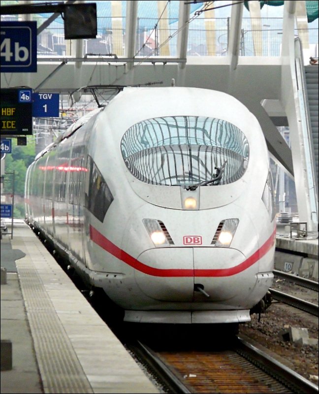 ICE 3M 4604 kommt aus Bruxelles Midi und f�hrt in den Bahnhof Li�ge Guillemins ein, um sp�ter seine Reise nach Frankfurt/Main via K�ln fortzusetzen. 18.05.08