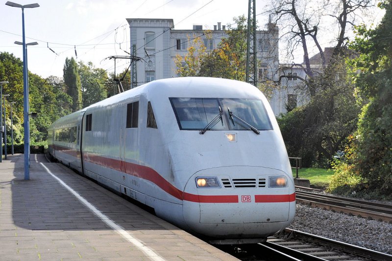 ICE 401 006-2 von Koblenz kommend bei der Einfahrt in den Bahnhof Bonn - 13.10.2009
