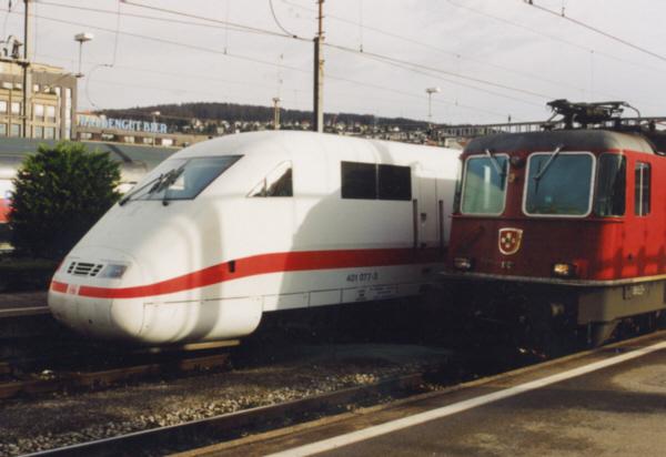 ICE 401-077-3 (Zrich-Hamburg)im Dezember 2002 zusammen mit einer RE 4/4 in Zrich Hbf.