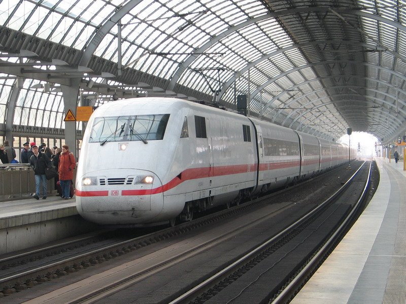 ICE 401 084 bei der Einfahrt in den Bf. Berlin Spandau. 02/2007