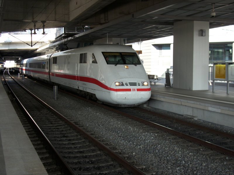 ICE 401 514 kam am 12.April 2009 aus Hamburg Altona in Berlin S�dkreuz an.