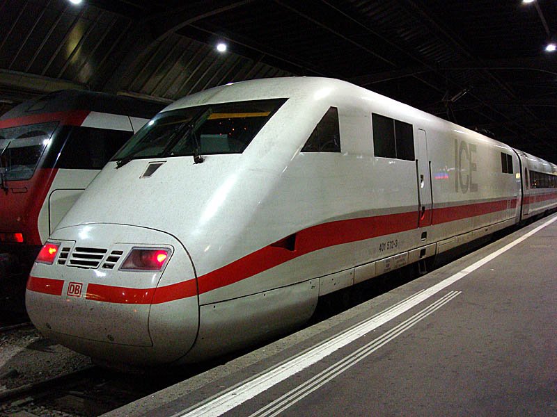 ICE 401 572-3 im nchtlichen Zrich HB, 12. Mai 2009 22:08