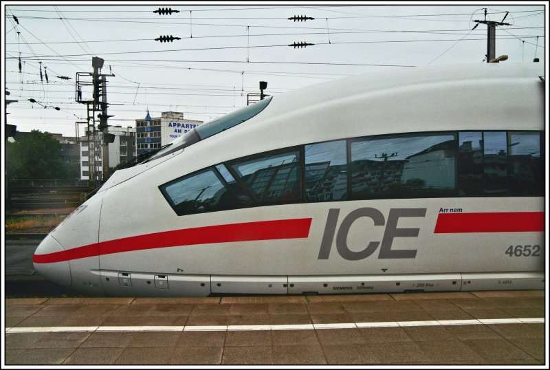 ICE 4652  Arnhem  steht am 27.05.07 als ICE 120 von Frankfurt/Main nach  Amsterdam Centraal, zur Ausfahrt bereit.