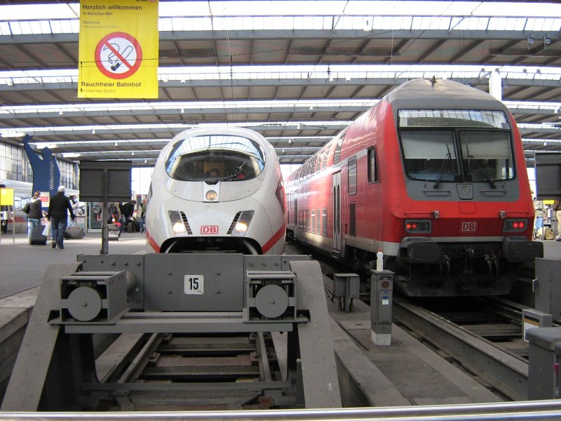 ICE 511 von K�ln Hbf nach M�nchen Hbf und ein Doppeldecker stehen im M�nchener Hbf.