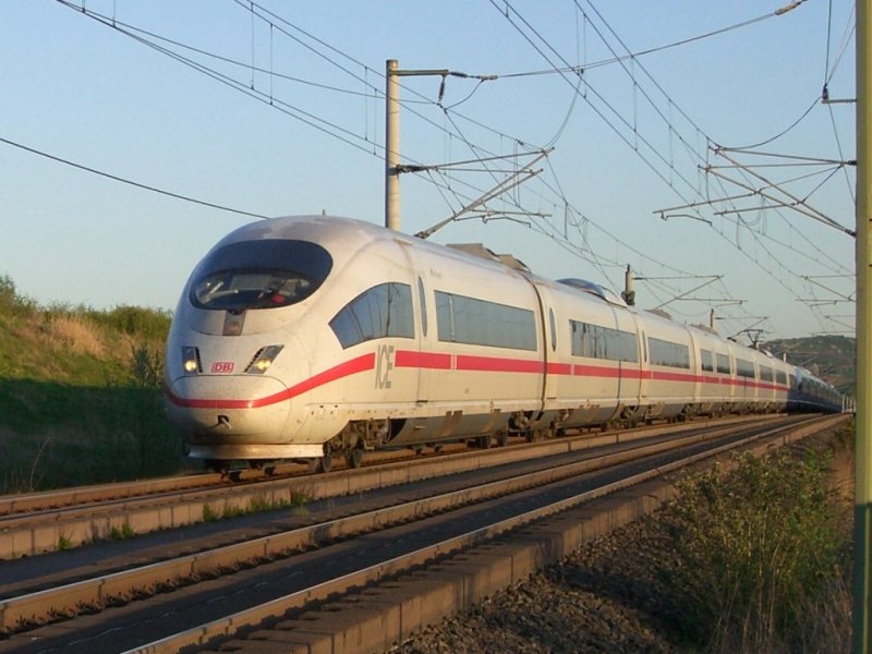ICE 514 von Mnchen nach Dortmund kurz vor Einfahrt in den Siegauentunnel und damit wenige Kilometer vor dem nchsten Halt in Siegburg. Aufgenommen am 16.04.07 bei Niederpleis