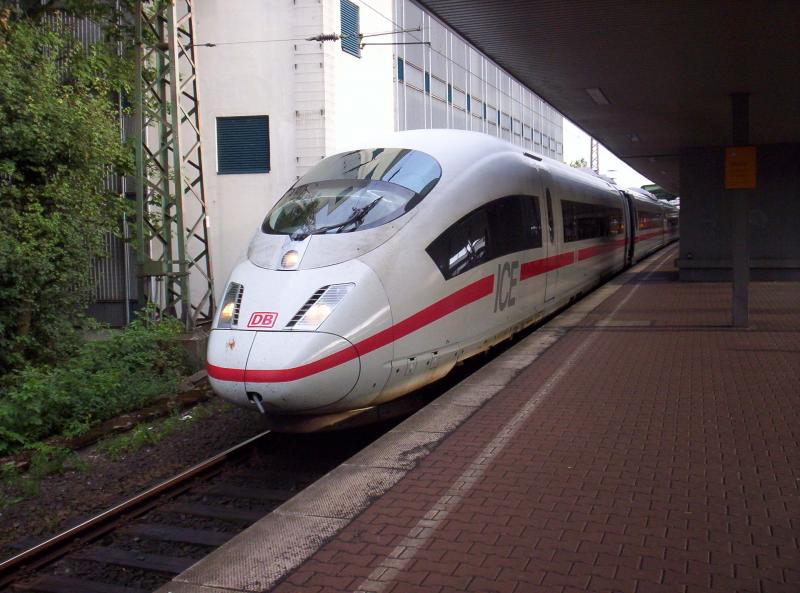 ICE 524 nach Mnster(Westf) aus Frankfurt(Main)Hbf steht abfahrtbereit in Duisburg Hbf. 18.07.2005