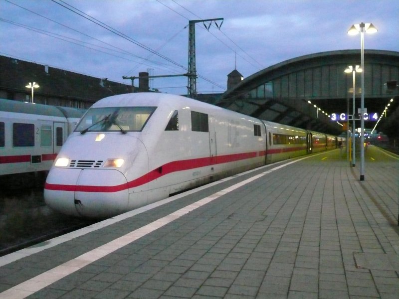 ICE 533 (402 021-0) nach Mnchen steht am 1.9.2007 um 6.35 Uhr in Oldenburg Hauptbahnhof auf Gleis 3.