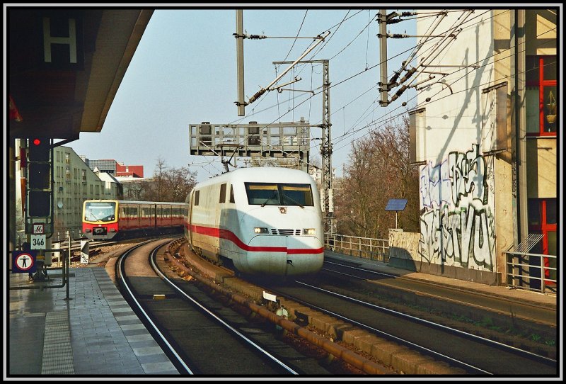 ICE 544/554 rollt vom Berliner Ostbahnhof ber die Stadtbahn Richtung Kln/Bonn Flughafen und Bonn Hbf. Auf dem S-Bahngleis rollt ein 481er in die Station Tiergarten ein.