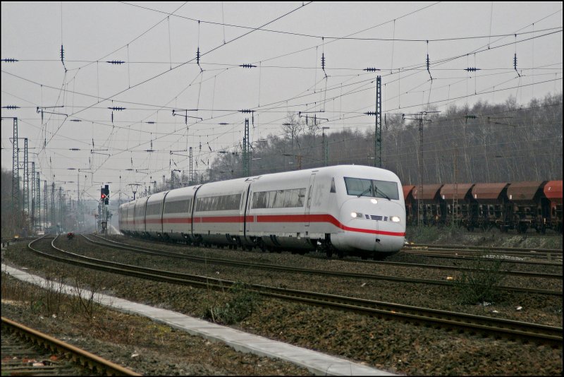 ICE 545 von Dsseldorf Hbf nach Berlin Ostbahnhof legt sich am Morgen des 24.02.2008 bei Bochum-Ehrenfeld in die Kurve.
