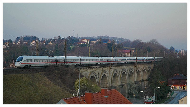 ICE 562  St. Anton am Arlberg  (Wien West-Bregenz) und  ICE 116 (Wien West-Mnchen) fahren noch vor den ersten Sonnenstrahlen am 11.3.2007 ber das Viadukt in Neulengbach Richtung Westen. Bis Salzburg werden diese beiden ICE's zusammen gefhrt.