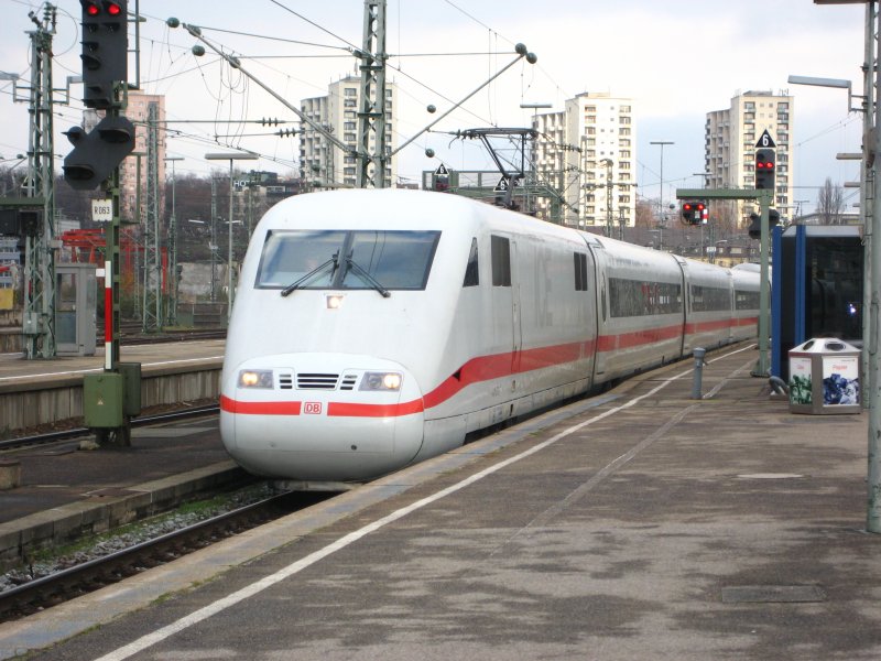 ICE 573 fhrt, aus Hamburg-Altona kommend, in den Stuttgarter Hbf. ein(10.12.2006)