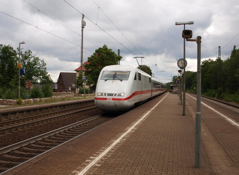 ICE 577 Hamburg-Altona - Stuttgart Hbf wird wegen Bauarbeiten auf der Strecke Hamburg - Hannover ber Rotenburg/Wmme umgeleitet. Aufgenommen am 21.06.09 bei der Durchfahrt in Sprtze.