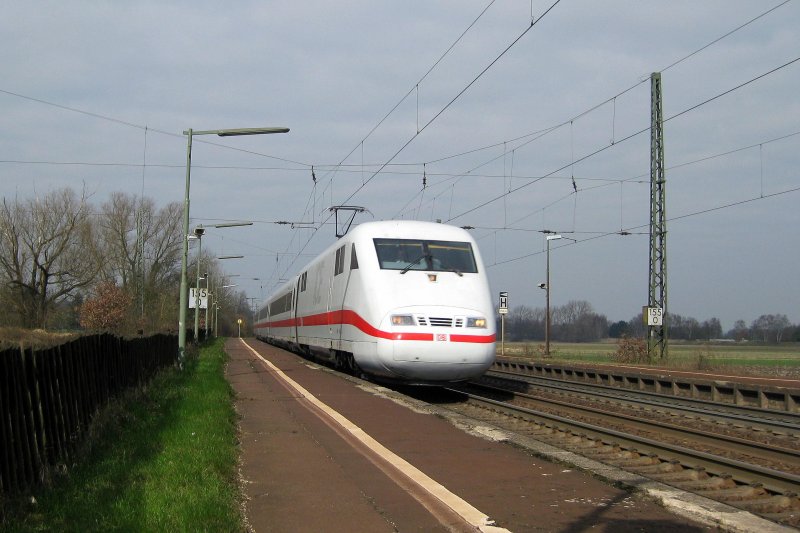 ICE 577 nach Stuttgart Hbf rast am 31.03.09 mit 200 km/h durch Ashausen Richtung Hannover.