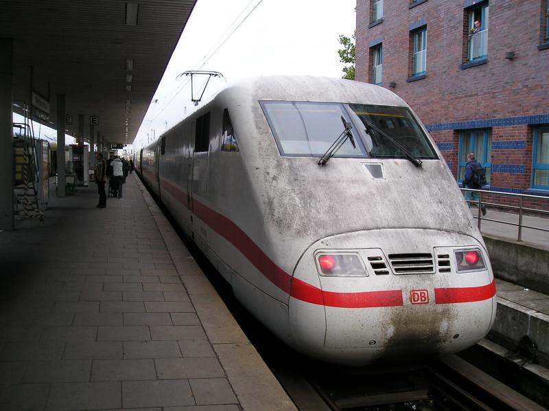 ICE 577 nach Stuttgart steht zur Abfahrt bereit im Bf Hamburg-Altona. Wusste nicht dass ICE's eigentlich schwarz sind?!

Hamburg-Altona, 22.10.2005