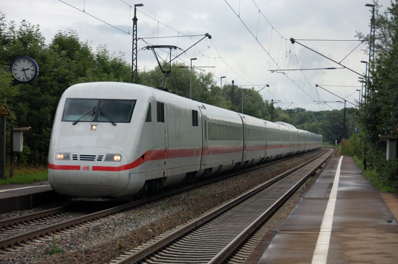 ICE 595 passiert gerade den kleinen Haltepunkt Offingen/Donau. (13.07.2008).