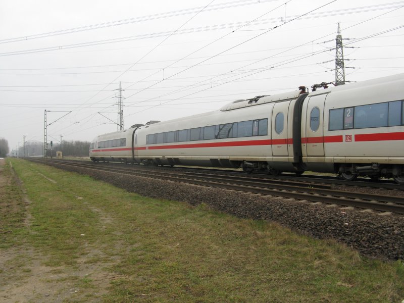 ICE 614 von Mnchen Hbf nach Dortmund Hbf.Am 14.03.09 in Lampertheim.(Zug hat gehalten)Wei vielleicht jemand warum der Zug dort gehalten hat?(Signal war auf grn)