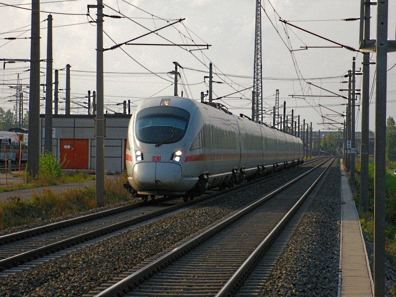 ICE 661 von Bregenz nach Wien West bei der Durchfahrt in Wolfurt mit 140. Am 2.20.09.

Lg
