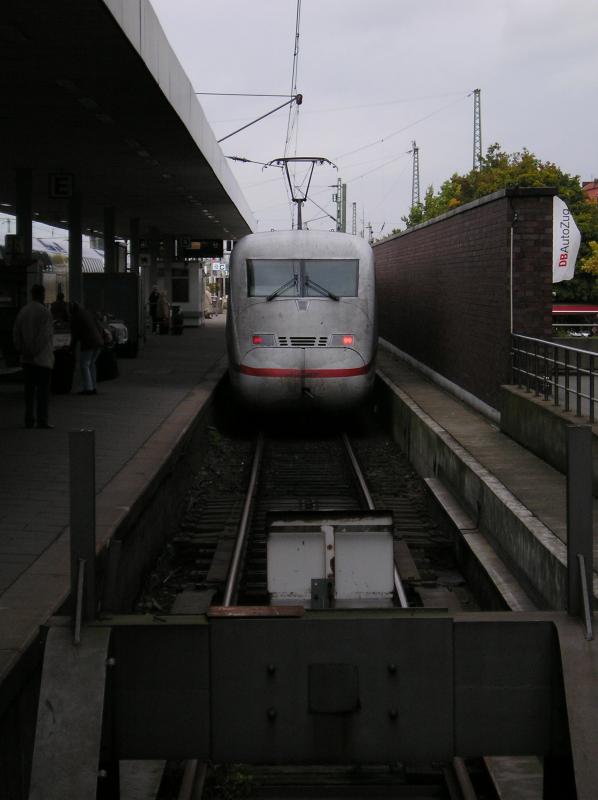 ICE 688 hat Hamburg-Altona erreicht. Dieser Zug fhrt leer zum ICE-Werk nach HH-Eidelstedt wo er gereinigt wird.

Hamburg-Altona, 22.10.2005