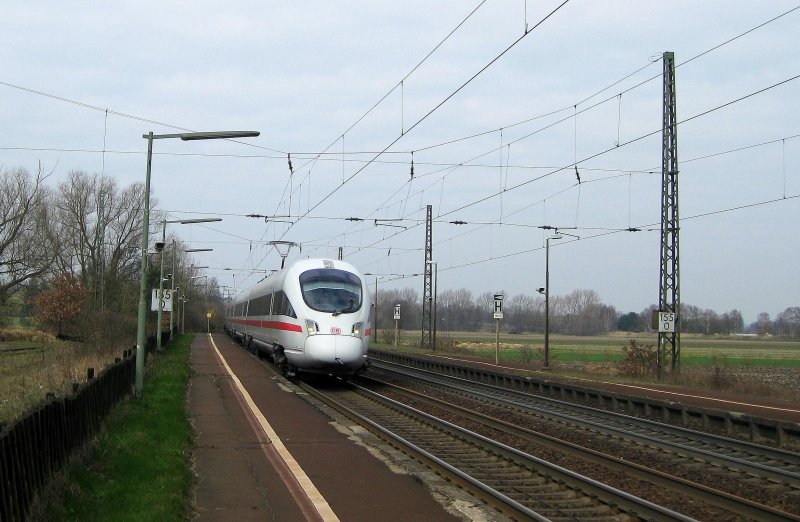 ICE 72233 Hamburg-Altona - Berlin Sdkreuz durchfhrt am 31.03.09 Ashausen Richtung Uelzen. Von dort aus wird er dann die  Amerikalinie  ber Salzwedel nach Berlin nutzen.