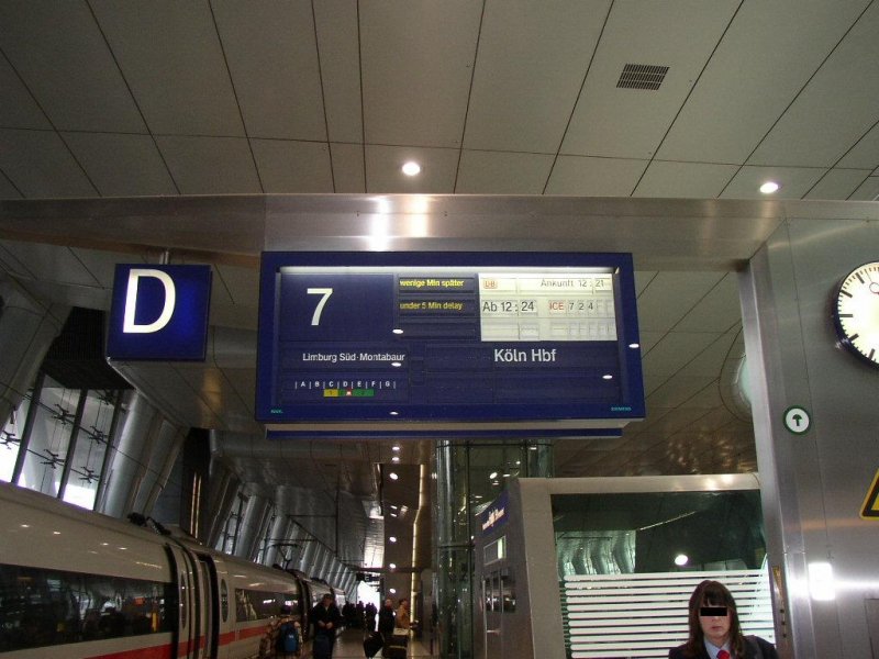 ICE 724 richtung Kln Hbf ist mit ca. 5 min Spter in den Frankfurter Flgh. Fernbahnhof eingefahren.  28.01.08